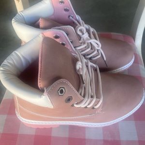 Boots very light new made in China size 7.5